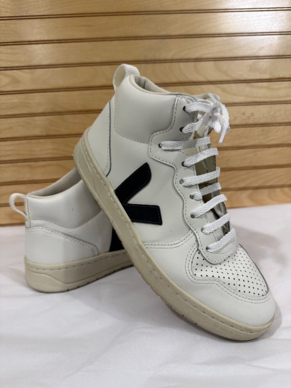 VEJA V-10- RARE Mid High Top- Men's Sneakers White Navy Leather US 7